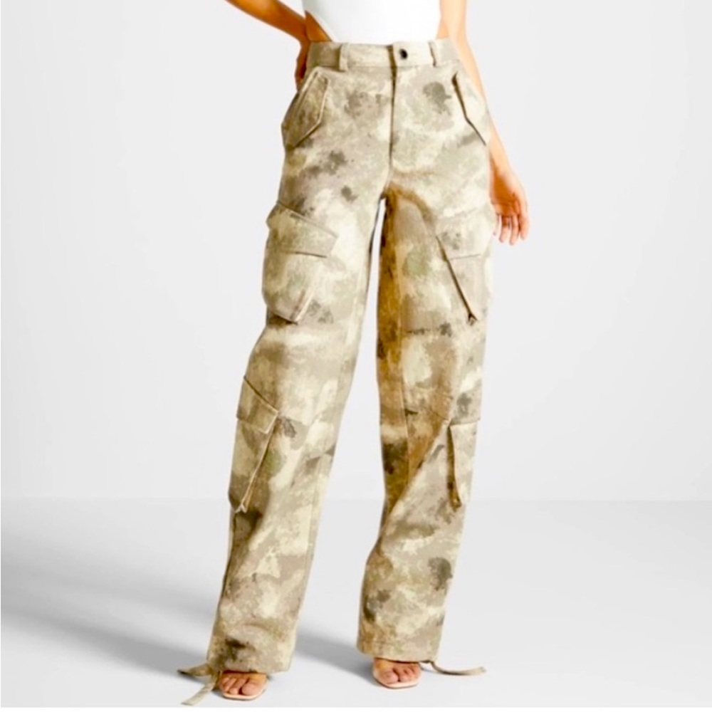 HIGH WAISTED CAMO CARGO PANTS - BEIGE